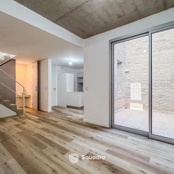 VENTA -  Casa Triplex 2 dormitorios   comodín, con baulera - Barrio Abasto, Rosario.