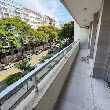 Apartamento en alquiler de 2 dormitorios con cocina definida y amplio balcón al frente - Aguada