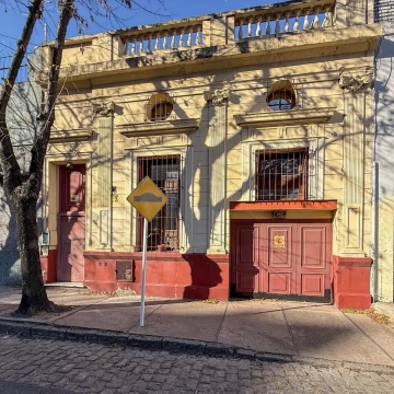 Casa en lote propio con cochera, terraza y espacio independiente – Barracas