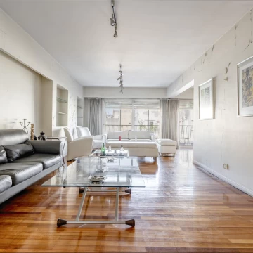 Venta Departamento 5 ambientes al frente con balcón, 3 dormitorios, con cochera en Palermo Chico