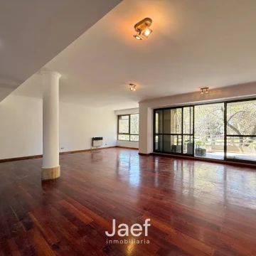 Enorme piso exclusivo 4 dormitorios con patio, parrillero y cochera frente a Plaza López