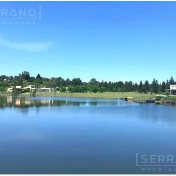Venta Lote a la laguna  en barrio Náutico El Cazal orientación Noroeste.