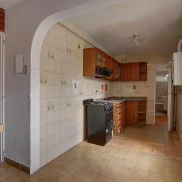 Semipiso de 3 amb, y dependencia en venta en Caballito a reciclar