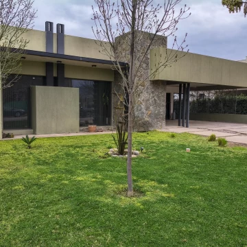 ALQUILER DE EXCELENTE CASA EN EL EXCLUSIVO BARRIO PORTAL DE VISTALBA