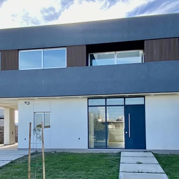 Casa a la Laguna con 4 dormitorios   Escritorio en Venta en San Sebastian