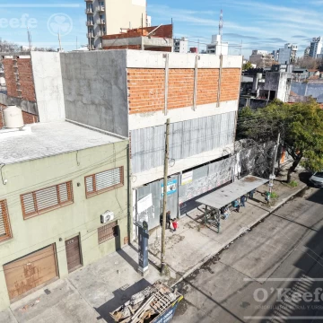 LOCAL COMERCIAL EN ALQUILER - QUILMES - Sobre Av. Brandsen.