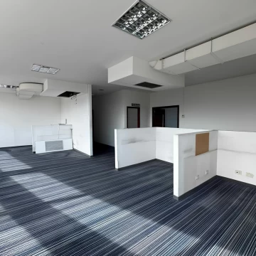 Gran Oficina Corporativa 288 m² en Paseo Champagnat, Pilar | 10 Ambientes, Cocina Comedor y 3 Baños