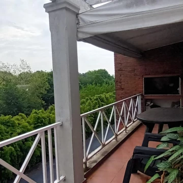 Departamento en alquiler 3 amb. 2 baños. Amoblado. Terraza parrilla y amenities.