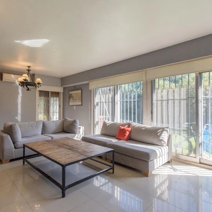 Venta PH estilo casa, 6 ambientes, cochera, pileta, parrilla y terraza en MARTINEZ.