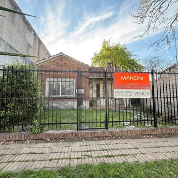 PH en venta de 4 ambientes con patio - José León Suarez