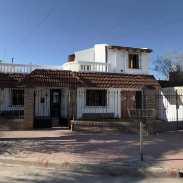 VENTA - Casa de 5 dormitorios con quincho y pileta en Alto Alberdi