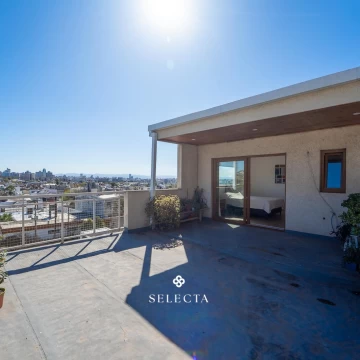 Casa de 2 dormitorios con terraza y cochera descubierta en Sarmiento