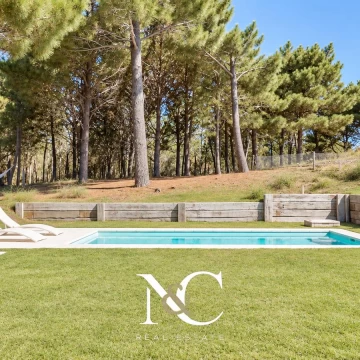 Casa en venta en Costa Esmeralda con fondo libre y piscina
