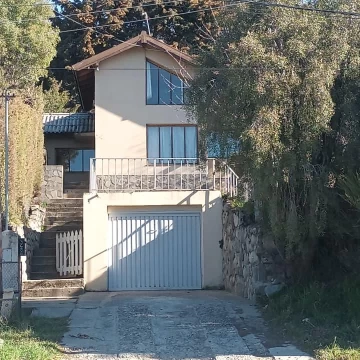 Casa en venta 4 amb Melipal sobre Av. Pioneros Bariloche con Plena Vista al Lago APTO CREDITO