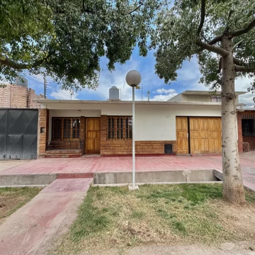Casa en venta en El Plumerillo, Las Heras, 3 dormitorios, piscina y apta crédito