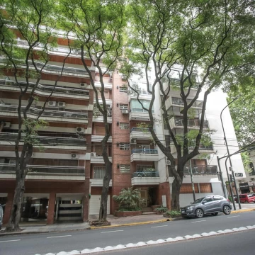 2 ambientes al frente con balcón, cochera y baulera sobre Av. Pedro Goyena