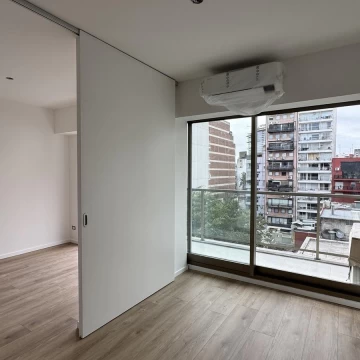 Departamento dos ambientes con balcón a la venta en Cañitas.