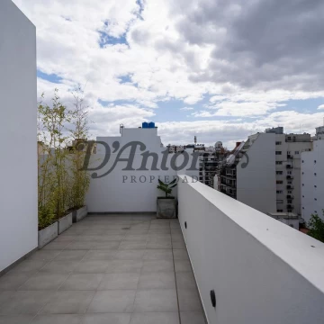 Exclusivo 2 ambientes con Cochera, Terraza privada, parrilla y mesada. Cerca del Subte A y E