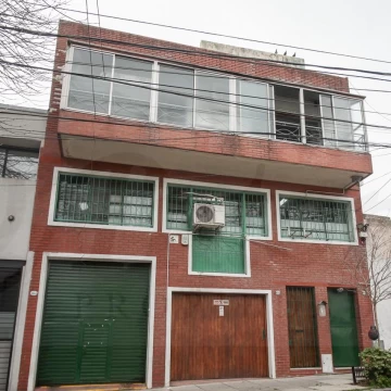 Propiedad en Block  Local Comercial   3 deptos. en Parque Chacabuco, sobre Lote de 8.66x41.34
