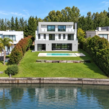 Venta casa en El Yacht con 9 ambientes, 4 dormitorios, Ascensor y 2 cocheras.