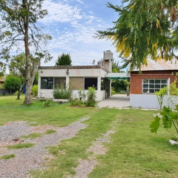 VENTA. CASA 4 AMBIENTES CON PARQUE Y PILETA. CHASCOMÚS.