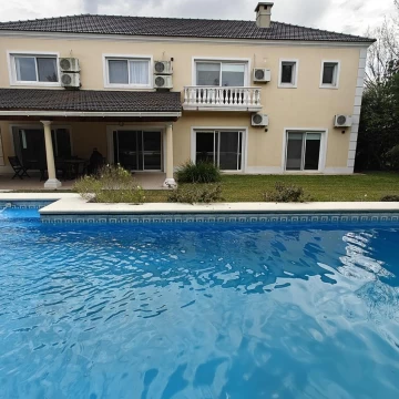 Casa en Alquiler en La Lomada | 3 dormitorios   escritorio | Jardín y pileta