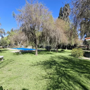 Venta de casa en Villa La Ribera muy arbolada