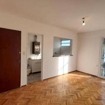 Alquiler Departamento 3 Ambientes con Terraza Común por Escalera en Coghlan