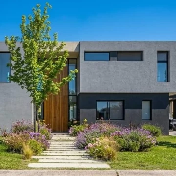 CASA 5 AMBIENTES VENTA SAN SEBASTIAN A LA LAGUNA  CON PISCINA