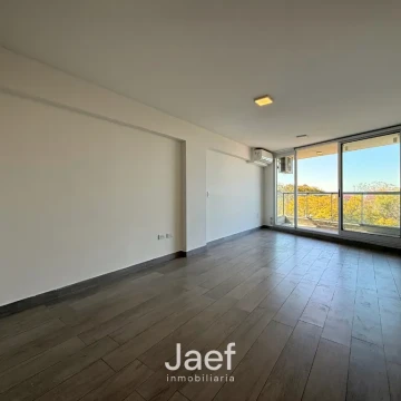 Amplio loft frente al río en alquiler