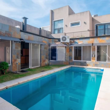 VENTA CASA 4 AMBIENTES OLIVOS CON PILETA