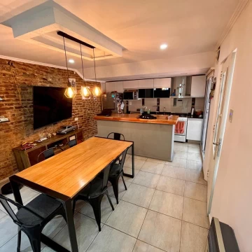 VENTA CASA 3 AMB. CON COCHERAS EN BERAZATEGUI APTA CRÉDITO