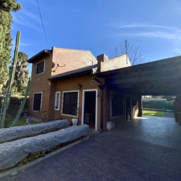 Casa desarrollada en Dos plantas, consta de 3 dormitorios y piscina en Funes