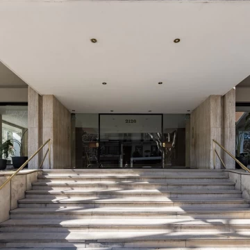Semipiso en venta - Belgrano - 3 dormitorios, gran balcón y cochera fija