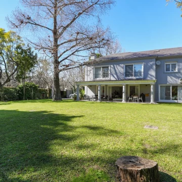 Venta casa 5 ambientes lote 2300 M2 en Las Lomas de San Isidro