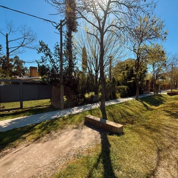 Maistegui 2370 - Casa De 3 Dormitorios Y Terreno De 750 M2 A Reciclar En Venta - Funes