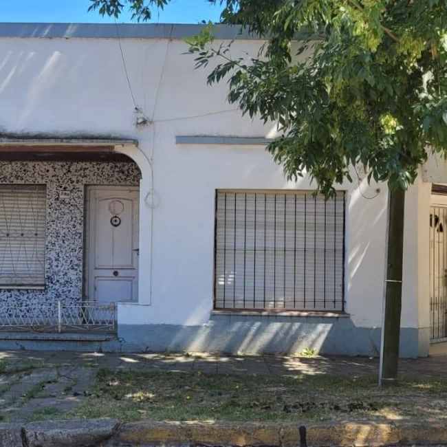 Casa con local en Monte Grande, muy buena ubicación