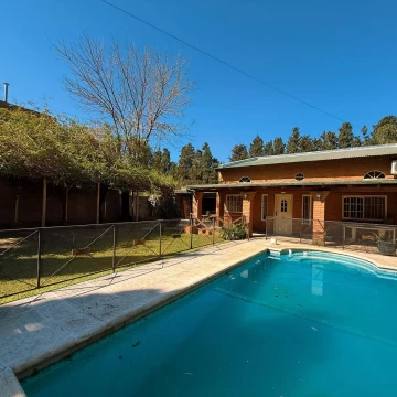 La Taba 1917 - Casa De 2 Dormitorios Con Pileta En Alquiler - Funes