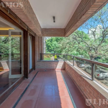 Departamento en Barrio Parque. 2 cocheras fijas. Seg 24 hs.