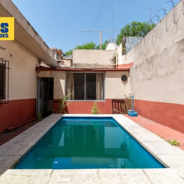 Venta. Casa sobre lote propio. Piscina y terraza. 5 dormitorios.
