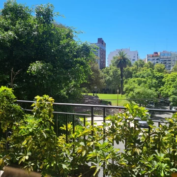 Departamento en alquiler en Recoleta con vista a la Plaza.