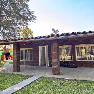 Casa de 4 ambientes con piscina en venta en barrio Parque Sakura, Exaltacion de la Cruz