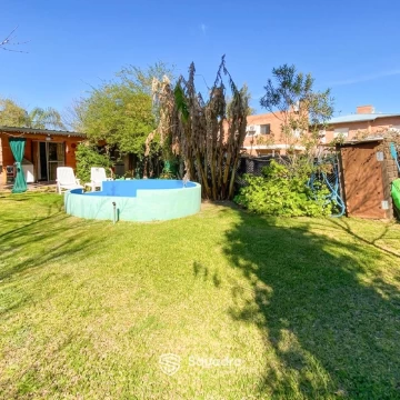 VENTA - Casa de 2 dormitorios, jardín patio y piscina  - Barrio Los Solares, Funes.