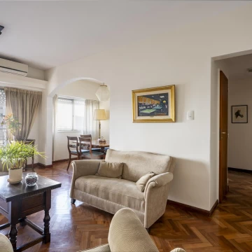 Departamento en venta en Recoleta 4 ambientes con balcón y vista abierta al contrefrente.