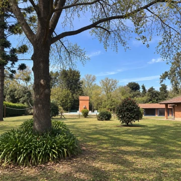 SDA. Alquiler Anual, casa 4 ambientes en terreno de 4000m2 con pileta y quincho, barrio El Remanso