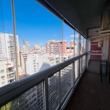 Exclusivo 3 ambientes piso alto con dependencia, cochera y baulera