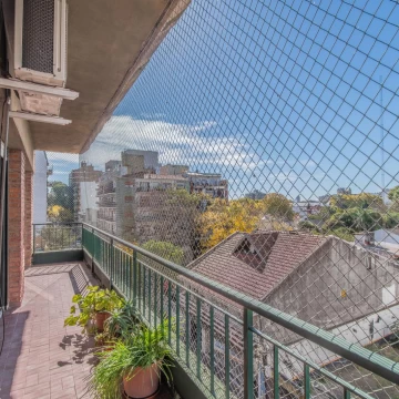 Departamento en venta de 4 ambientes con balcón corrido y cochera cubierta en Olivos
