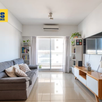 Depto 2 ambientes en venta. Al frente sobre Av Martin Garcia. Piso alto c/ pileta y SUM.