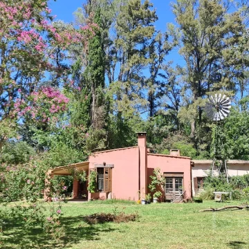 Venta Casa a refaccionar sobre lote de 4631 m2. Los Pinos. Apto Crédito
