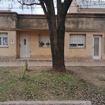 Casa con dos dormitorios, cocina, comedor, baño